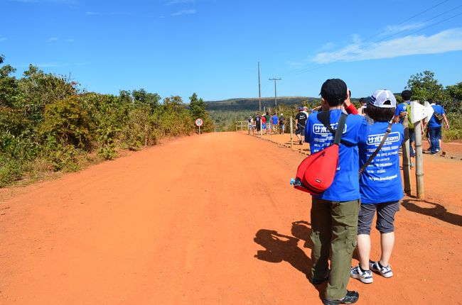 クイアバからバスで定かではありませんが、１時間３０分程度だったと思います。バスの駐車場は赤茶けた地面。とても印象的でした。