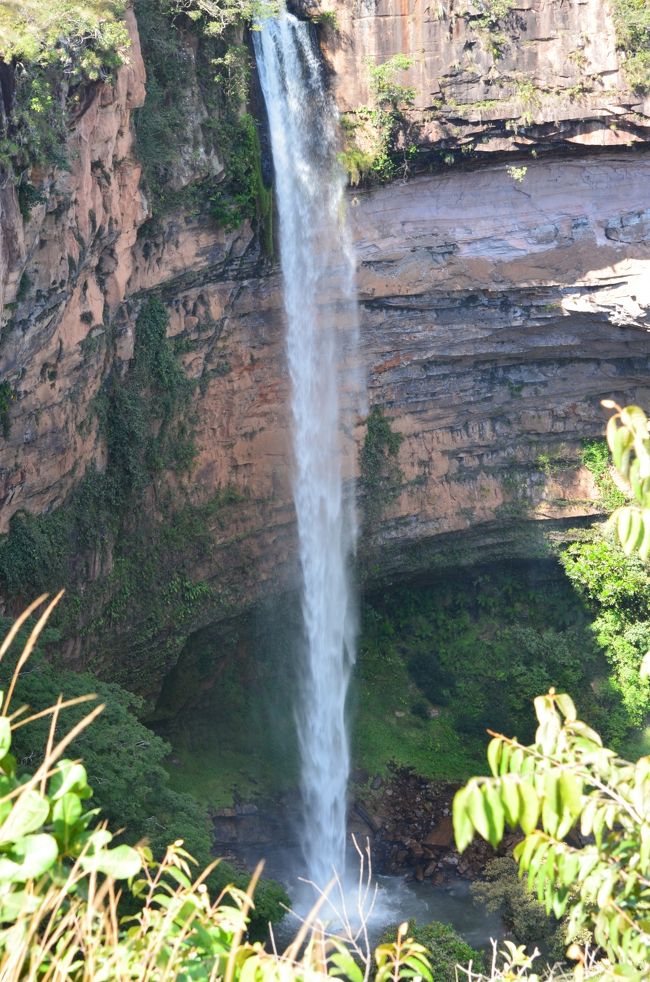 「花嫁のベール」（ヴェーウ・ジ・ノイヴァ　Veu de Noiva)と呼ばれる美しい滝。この滝はいろいろな旅行本にも紹介されています。赤い壁を垂直に落下する様は圧巻でした。暫しじっと眺めていました。<br />