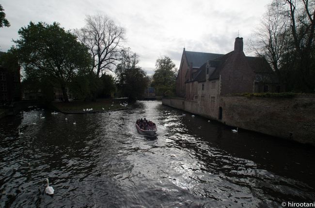 愛の湖につながる運河