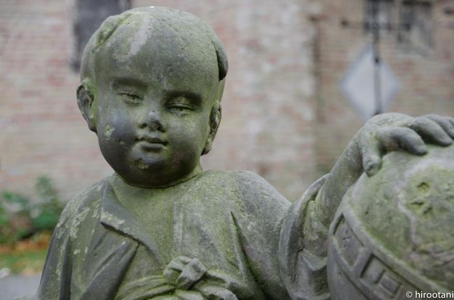 グルートウーズ博物館前の彫像