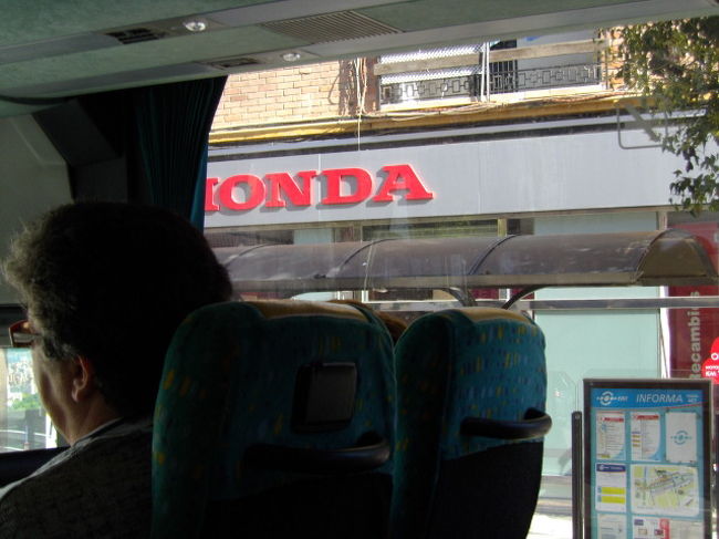 さあ、出発です<br />日本の企業のロゴはいろんな国で見ることができますよね<br />ここでも例外なく...