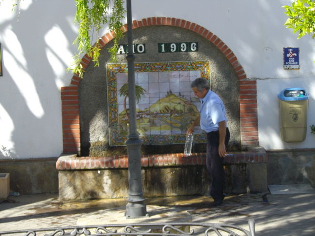 途中、バスのドライバーが降りて行きましたが<br />何をするのかと見ていると、ペットボトルに水を汲みはじめました<br />いいですよね、こんな風景<br />ここで飲んでみたいと思いましたが、降りる勇気がありませんでした