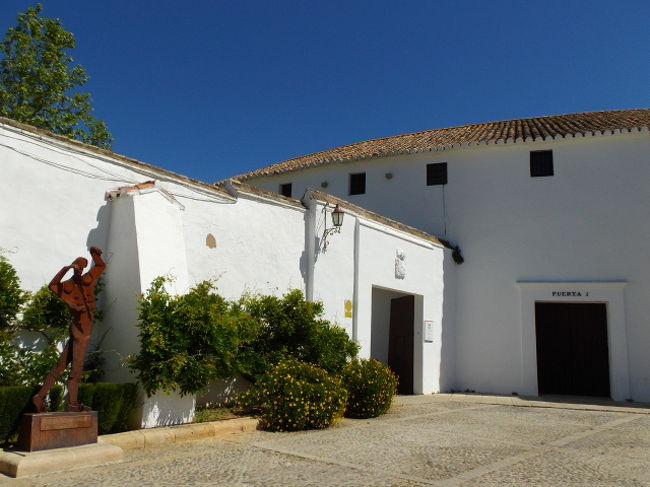 公園を出て歩いていくと、スペイン最古の闘牛場が見えてきました