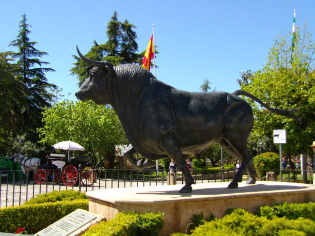闘牛場前の牛の銅像