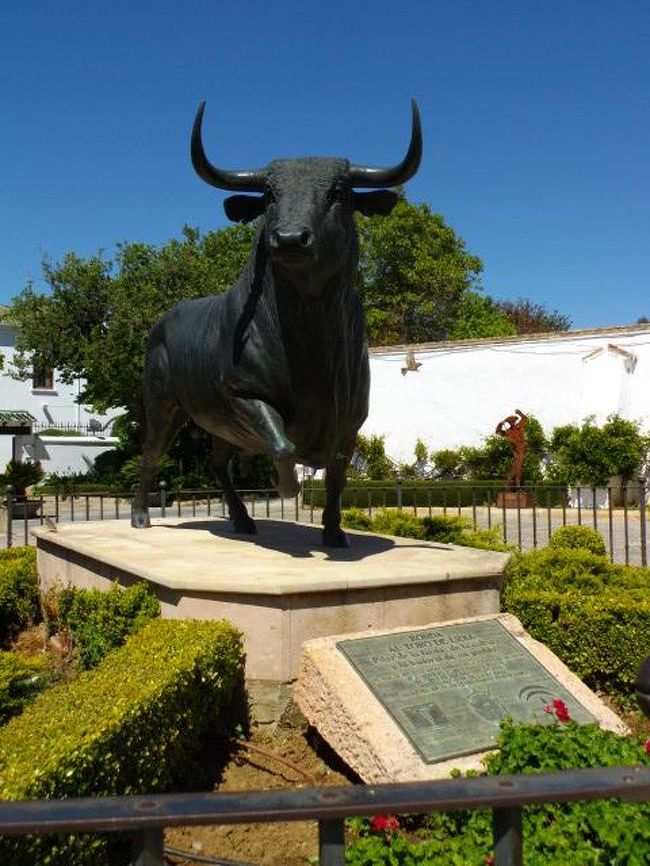 闘牛場前の牛の銅像