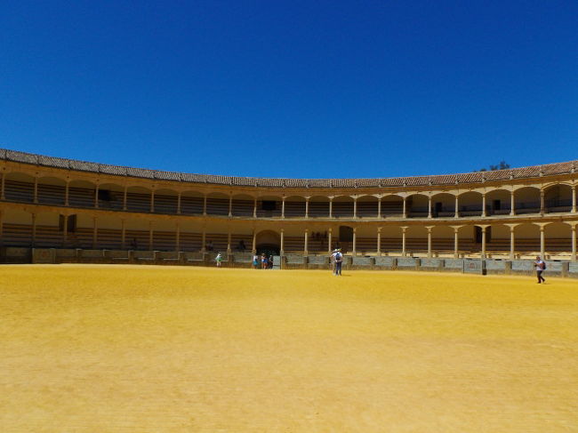 青い空と闘牛場