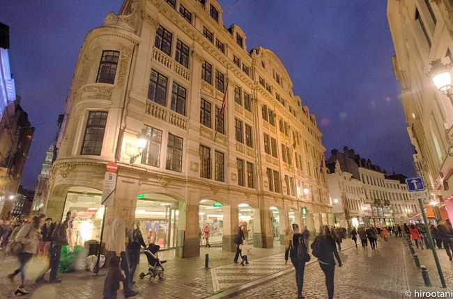 グラン・プラス周辺。夜遅くても多くの人たちが・・・