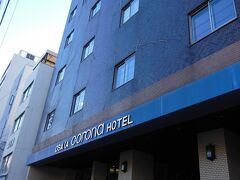 　宿泊した新大阪のコロナホテルです。
　少々年季が入っておりますが、部屋はそこそこ広かったし、大浴場（男女時間入れ替え）もあります。朝飯は、ポテトサンドとコーヒーが無料で提供されます。それが、新大阪から徒歩5分以内で4千円の前半なのですから、お値うちでした。
　ただ、駅との間にはコンビニは勿論、普通の商店すら無いという寂し場所に立っています。おそらくは、新幹線の開通時にビジネスセンターを目指して開業したのでしょう。ホテル内に会議室がいくつもあることで想像できます。それが、こちら側の開発が全く進まず、さびれてしまったのだと思えます。
　なので、必要なものは、新大阪駅の賑やかな方に一旦出てから調達しておきましょう。