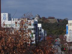 3日目　11月30日
　写真は、彦根の橋上駅から撮った彦根城
　旅の3日目ではありますが、実質2日目の今日は、彦根城へ行きます。
　新快速では、新大阪→京都（約39km）が25分なのに、京都→彦根（約62km) は50分もかかりました。なので、京都に泊まったとしても、行き難い場所でした。
　次は天守閣についてです。江戸以前に造られた天守閣を現存天守閣と言います。現在残っているのは12カ所で、国宝に指定されているのは4カ所です。ということで、全城制覇と言っても、姫路城、松本城、犬山城にこの彦根城に行ったということに過ぎません。悪しからず。