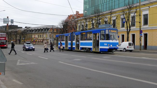 新市街の方へ歩いていく。<br /><br />すると、トラムが道の真ん中で止まって、普通に乗客が乗り降りしていたのが不思議だった。<br /><br />ん〜、危なくないのかな…