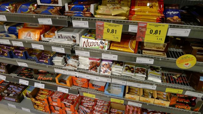 疲れもあって、甘いものが食べたくなったので、チョコレートをいくつか購入。<br /><br />海外のスーパーは見慣れない商品ばかりで楽しいゾ。