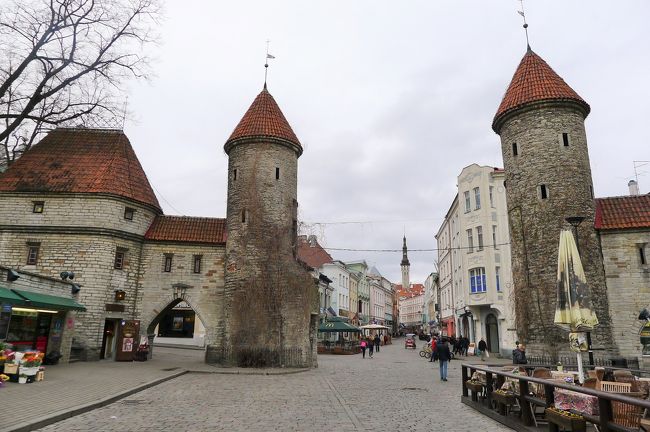 旧市街への出入り口、ヴィル門。ここから続く道は旧市街のメイン通り（写真奥）となっていて、レストランやお土産屋さんなどのお店が集まっている。<br /><br />少しだけ旧市街を出てみた。