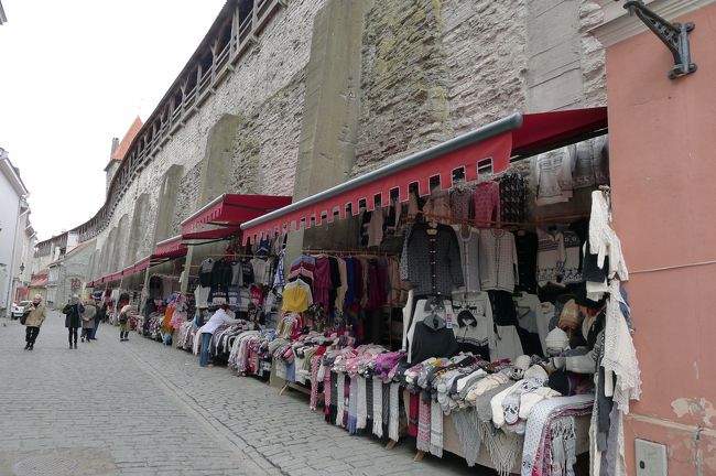 ヴィル門からすぐ右側の城壁は、「セーターの壁」。<br /><br />露店の編み物屋さんがたくさん並んでいる。<br /><br /><br /><br /><br />