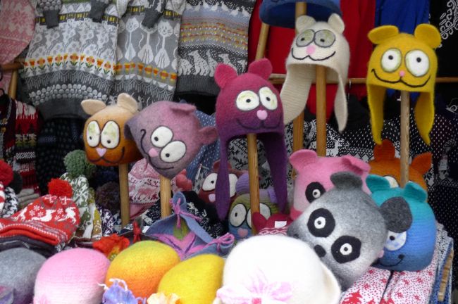 ここでは、メインのセーターをはじめ、手袋や帽子など毛糸で編んだ商品が並んでいた。<br /><br />何にも買わなかったけど…。