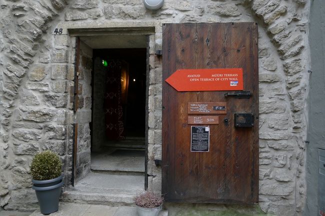 この近くには、城壁に上がれる場所がある。その入り口がココ。何はともあれ入ってみよう。