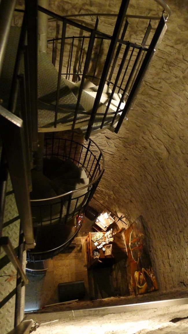 受付でとても感じの良いおば様に３ユーロを払って、螺旋階段をあがっていく。<br /><br />