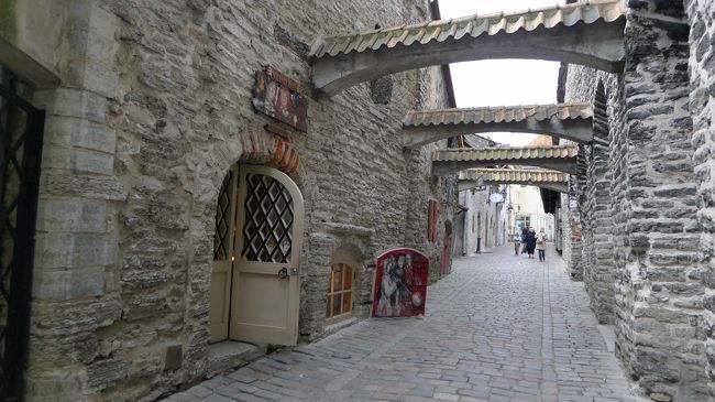 このカタリーナの通路は、ガイドブックによると旧市街で最も美しい通りと言われている。<br /><br />ごもっとも。