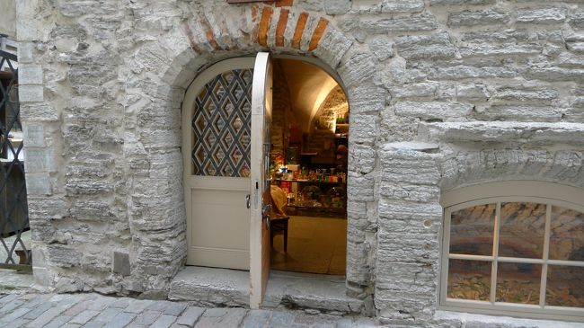 カタリーナ通りには、ガラスや陶器など伝統工芸品の職人の工房が集まっているので、こういう所をのぞいてみるのも、また良し。