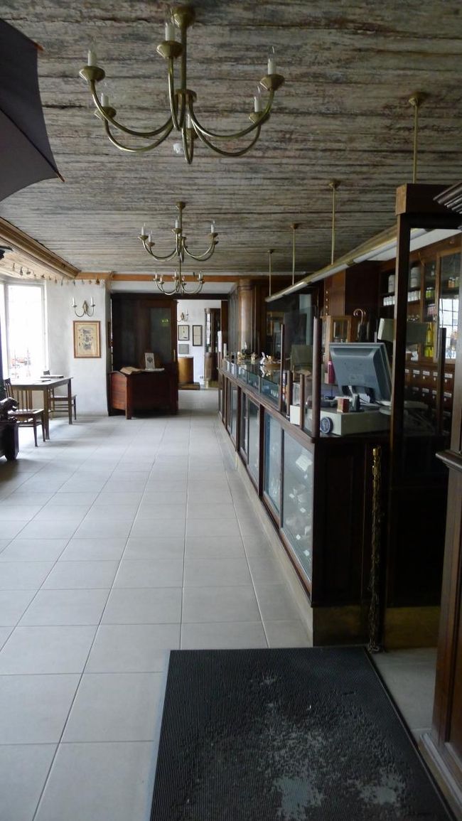 どうりで入り口がひっそりしているなぁと思ったら、この日はお休み…。<br /><br />せっかくなので、ガラス越しに店内の写真を撮らせてもらった。<br />