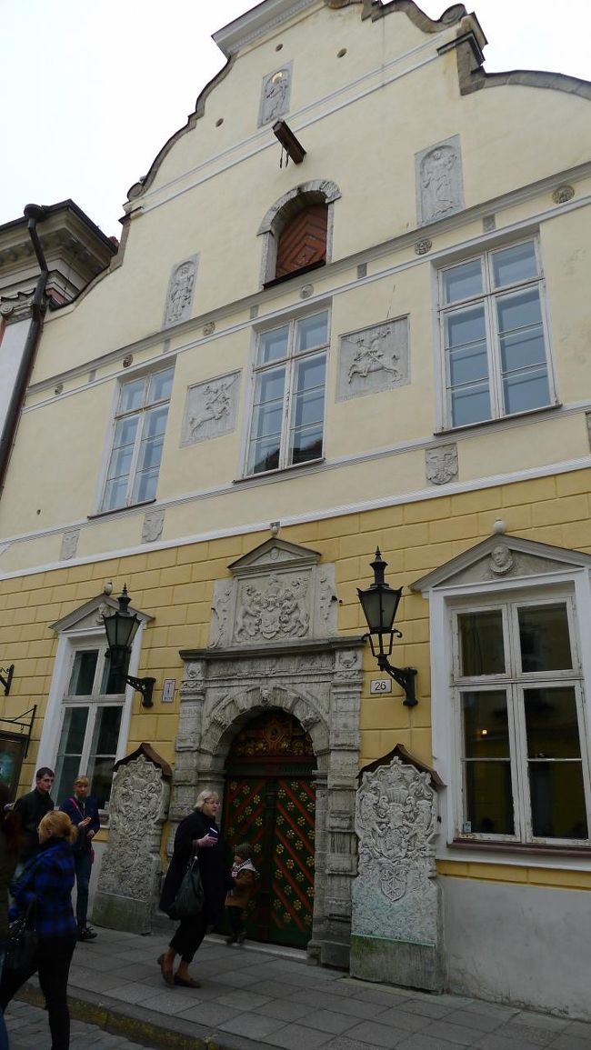 しょうがないので、ぶらぶらと街歩き。<br /><br />ここはブラックヘッドの会館で、キレイなドアの写真をみんな撮ってます。<br />