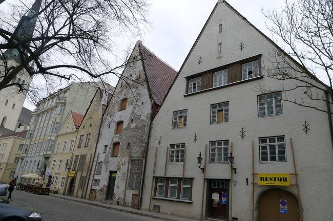 その先を行くと「三人兄弟」と呼ばれる建物が。<br /><br />五つ星ホテルの「三人姉妹」は有名だけど、こちらはそうでもない模様。見ての通りボロボロでレストア中だし。