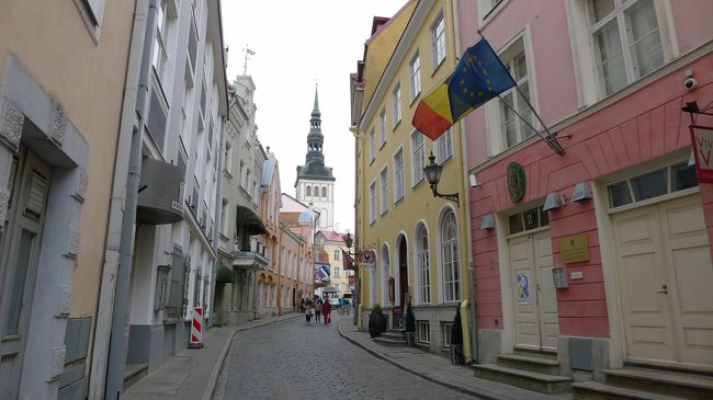 仕方ないので、そろそろランチにしよう。<br /><br />それにしても旧市街の家は色とりどりで、素敵な建物ばかりで美しい。