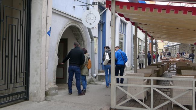 お昼ゴハンを食べようと、エストニア料理のレストランに入るも満席。<br /><br />そこ以外の評判の良いレストランを探したものの、だんだん面倒になったので、ヴィル通りの目に付いたレストランに入ってみた。