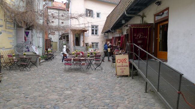 デザートまで待ったら何時になるかわからないので、甘いものは違うところで。そう思って、「職人の中庭」にあるチョコレートカフェへ。<br /><br />でも、雨が降ってきたせいか、店内は満席で入れず。<br />