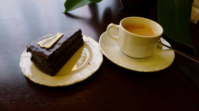 ショーケースにはたくさんのケーキが並んでいて、どれも美味しそう。その中から、濃厚そうなチョコレートケーキを選び、早速、パクリ。<br /><br />ん〜、美味しい!!　濃いコーヒーとも合うし。<br /><br />満足、満足。