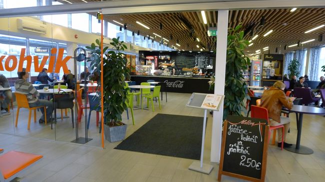 ターミナル内には小さな売店や、軽食がとれるカフェがある。<br /><br />ラトビアの首都・リガ行きのバスは、日本からLux Express社のネットで購入済み。発車時刻の18時30分までは、ここで夜食のサンドウィッチを食べて待つことに。