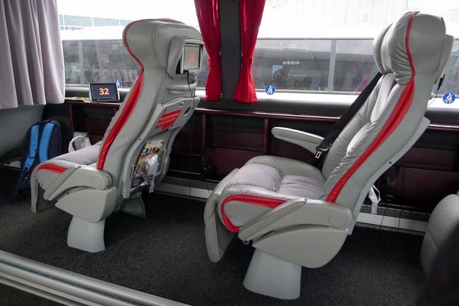 Lounge席は、後方のスペースにあって、前の方の席とはカーテンで仕切ってある。<br /><br />普通の席との決定的な違いは、Loungeのシートはすべて一席ずつになっていること。<br />