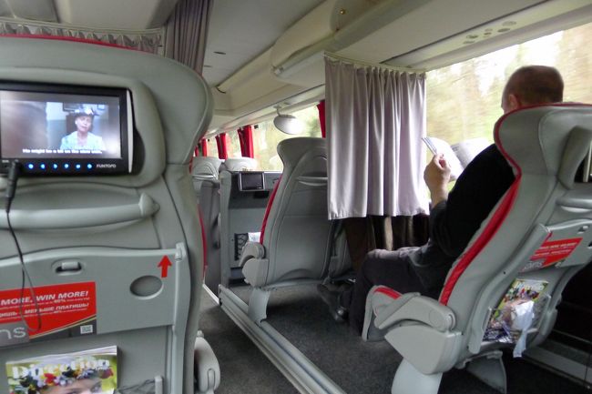とはいえ、カーテンの前の普通席も決して悪いものではなく、乗り物のシートとしては、上級の部類であることは間違いない。<br /><br />