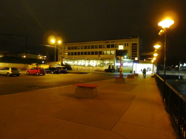 本当に心配だった４時間半のバス移動も、思いのほか快適に過ごせて、23時にリガのバスターミナルに到着した。<br /><br />しかし、ここで問題発生。<br /><br />ターミナル付近は遅い時間でも、多少の賑わいはあるだろうと想像してたんだけど、着いてみると、ほとんど人も居ない状態…。<br /><br />し、しまった。マジでコワい（汗）