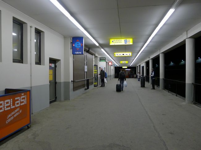 このガラ〜んとした情景は本当に予想外で、心細い…。<br /><br />思い起こせば、知らない国で、なおかつ大都市でもない所に、23時着は無謀だった。確かに、バスもあんまり人が乗ってなかったし…。<br /><br />もっと早い時間に、リガに着くバスを選ぶべきだったなぁと反省。