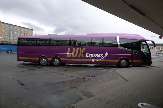 これはLux Express社の違う行き先のバス。<br /><br />基本的に、この会社のバスはどれも豪華なのだ。