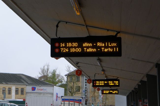 今回、18時30分発のバスを選んだ理由は、長くタリンに居たかったのと、その便では「Lux Express Lounge」というデラックスなシート（電車でいうグリーン車）が選択できたからだ。<br /><br />タリンからリガは、なんと４時間30分のバスの旅。そんなに長く乗るならば、少しでも快適に過ごしたい。ということで、普通のシート（21ユーロ）ではなく、Loungeシート（28ユーロ）を購入したというワケ。