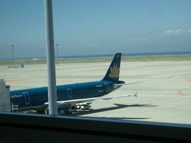 ベトナム航空初利用<br /><br />座席が3列-3列の6列機<br /><br />通路は真ん中1本でしかも狭い