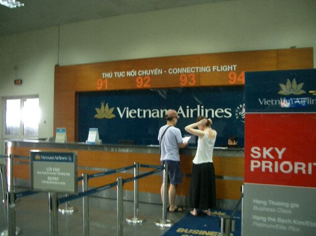 このカウンターで乗継便の発券を行う<br /><br />青いベトナク航空の広告が目立つ