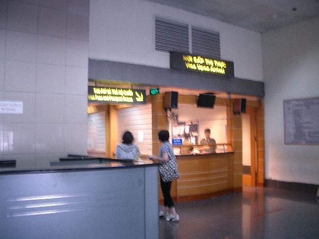 すごく心配したノイバイ空港トランジット<br /><br />やってみたら何とかなった<br /><br />こんな手順で進みます<br /><br />ベトナム空港到着して<br /><br />順路通りに進んで入国カウンターの部屋に出たら<br /><br />ビザ発券所（写真）の横の細い通路を抜ける