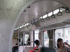 平渓線の車内。
この丸いフォルムは建物とかにもよく見かけたけど
縁起が良いのかな？