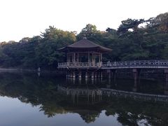 鷺池には、浮見堂が建てられています。
ほとんど風がなく、建物が池に映えています。