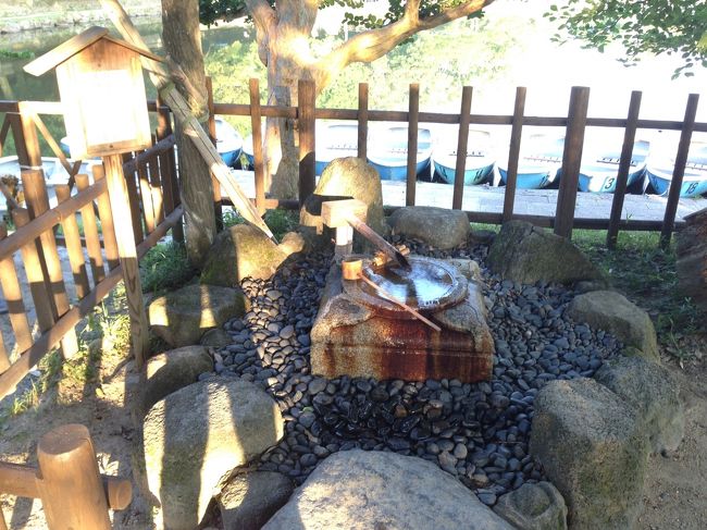 浮見堂の傍に洞水門。<br />地中に伏瓶を埋め空洞を作り、そこに滴り落ちる水が反響して琴の様な音色を奏でるそうです。<br />柄杓で水を架けると、良い音色がするものの、旋律にするのは大変そうです。