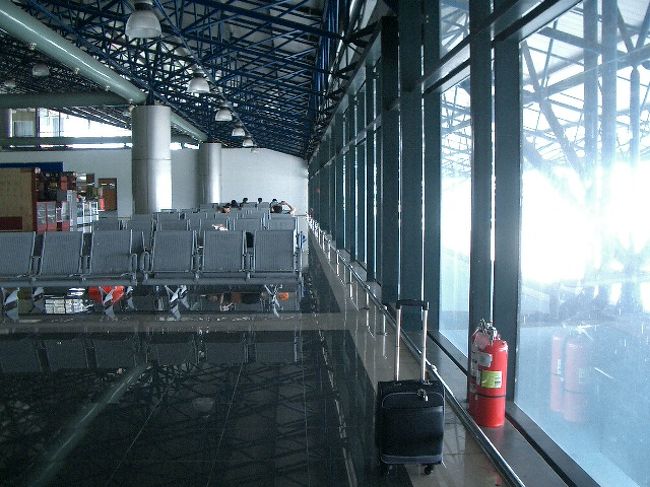 3階はラウンジがあった<br /><br />その他では<br /><br />レストランとバーガーショップ<br /><br />土産店と足マッサージ<br /><br />椅子もあったけど<br /><br />金属製で硬い<br /><br />しかも外窓の側なので暑い