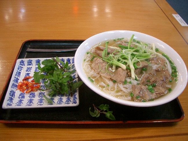 牛肉のフォー（PHO BO）を食べた<br /><br />4.5＄<br /><br />ビールは4ドル…<br /><br />売店で買えば2＄なのでやめた<br /><br />5＄払って10000ドンお釣り
