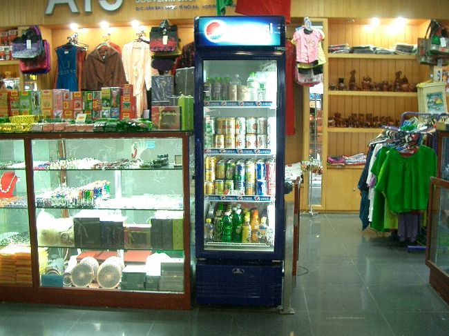 空港内のビールや清涼飲料水のケース<br /><br />ベトナムビールは2＄