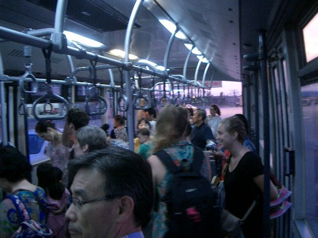 ゲートを出てバスで飛行機まで移動