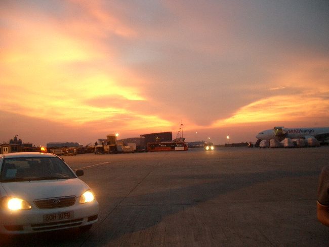 夕暮れのハノイ・ノイバイ空港