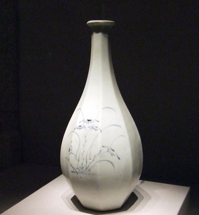 朝鮮李朝最後王妃李万子女王銘の茶碗九州国立博物館に飾ってございます。