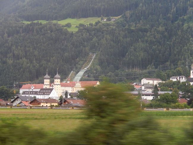 冬季オリンピックで使用されたジャンプ台が見える