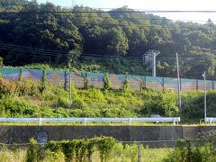 藤野駅付近の中央高速道路防音壁に描かれた藤の花。車では中央高速を良く利用しますがまったく気が付きませんでした。